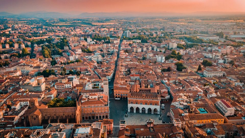 Veduta aerea di Piazza Cavalli e Palazzo Gotico nel centro storico di Piacenza, sede operativa di Tualba